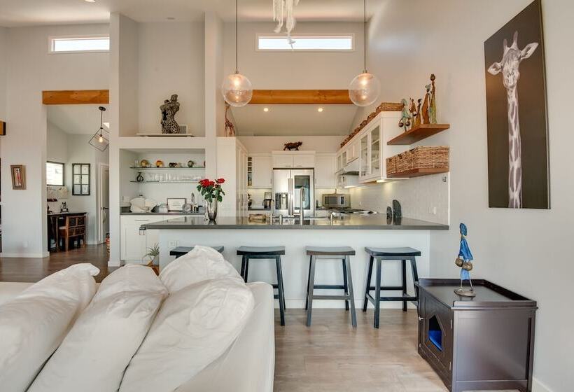 Malibu Retreat W/ Balcony & Mountain Views