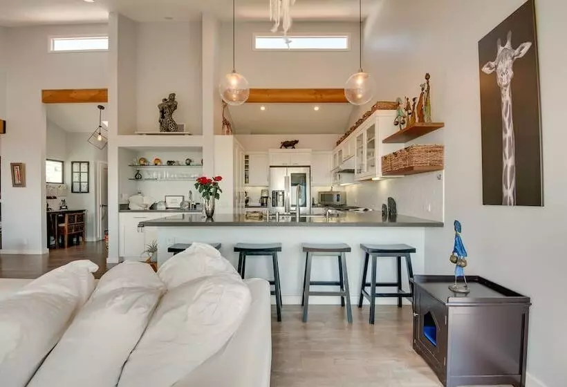 Malibu Retreat W/ Balcony & Mountain Views