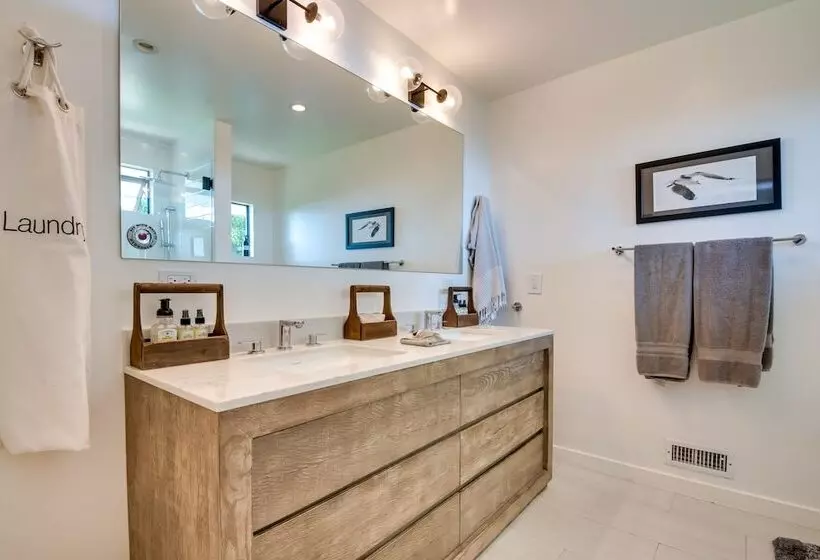 Malibu Retreat W/ Balcony & Mountain Views