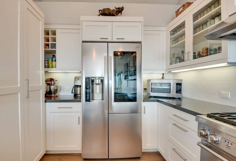 Malibu Retreat W/ Balcony & Mountain Views