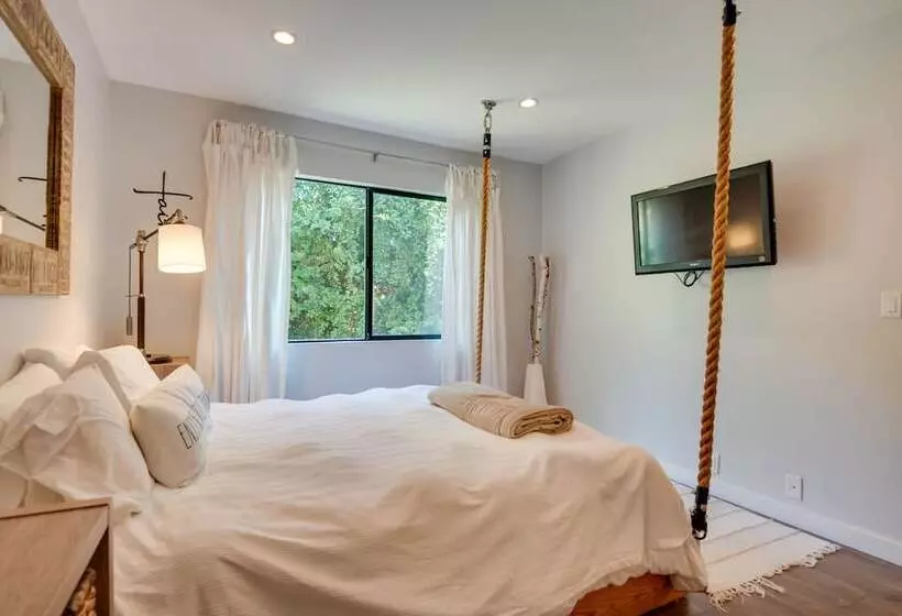 Malibu Retreat W/ Balcony & Mountain Views