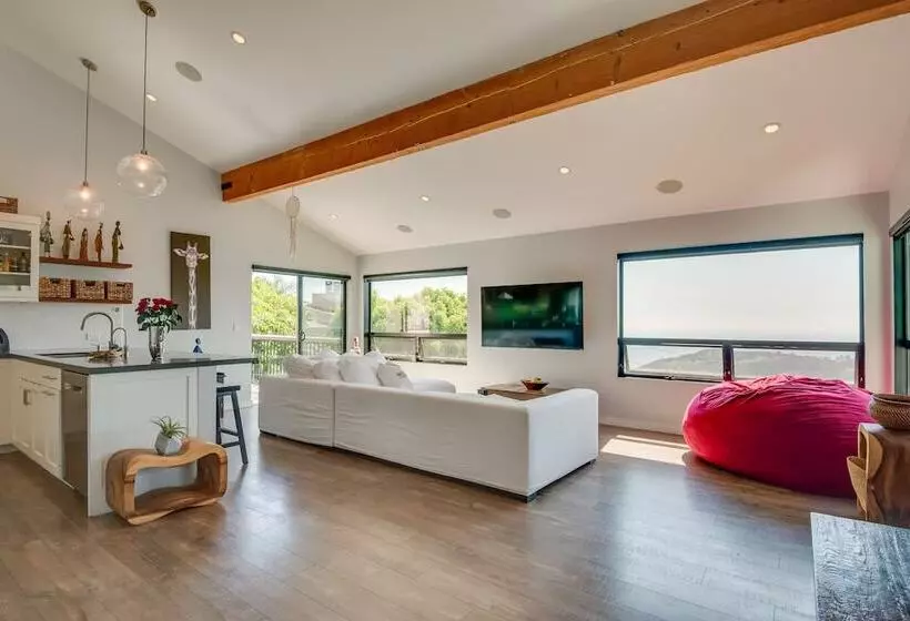Malibu Retreat W/ Balcony & Mountain Views
