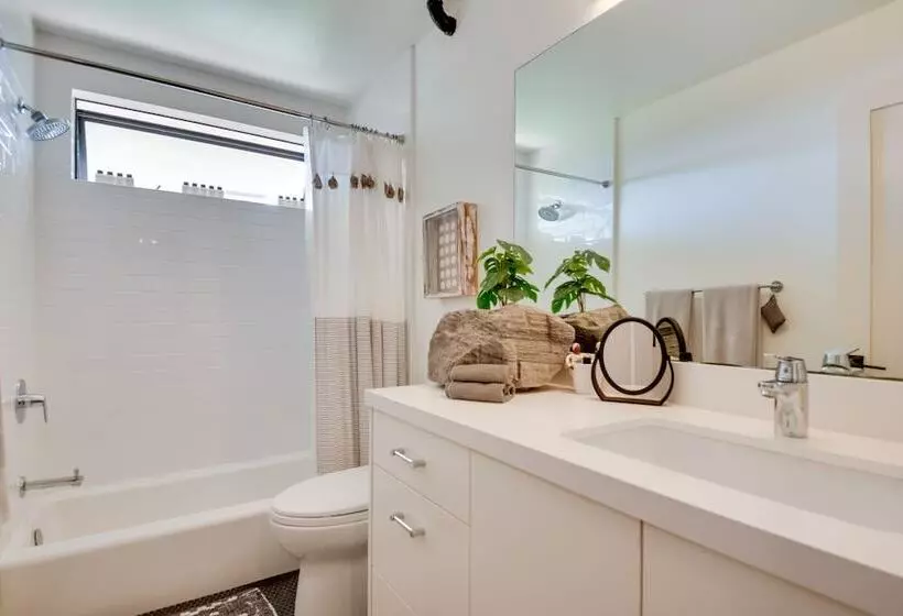 Malibu Retreat W/ Balcony & Mountain Views