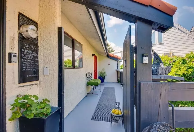 Malibu Retreat W/ Balcony & Mountain Views