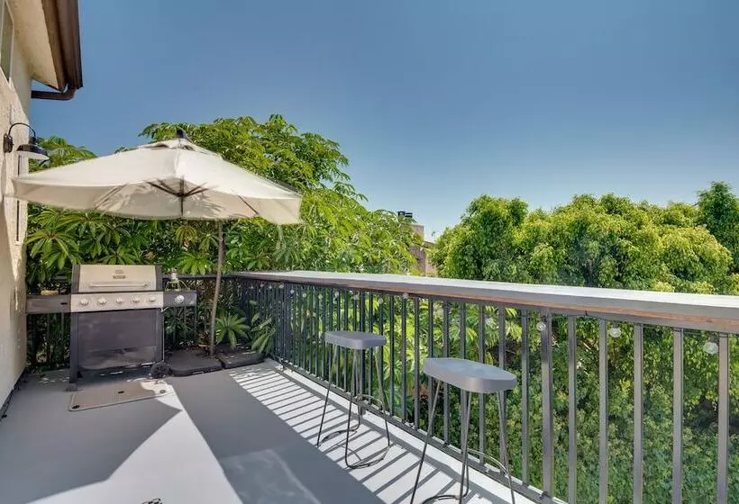 Malibu Retreat W/ Balcony & Mountain Views