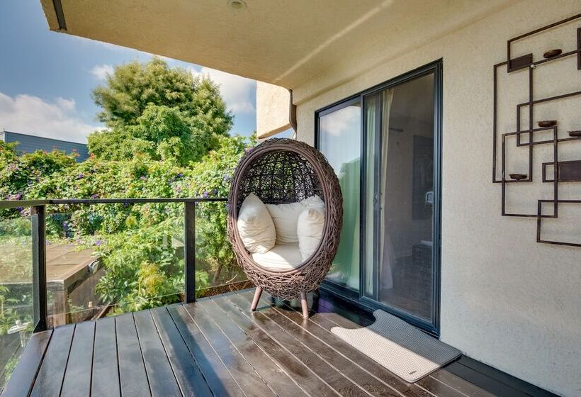 Malibu Retreat W/ Balcony & Mountain Views