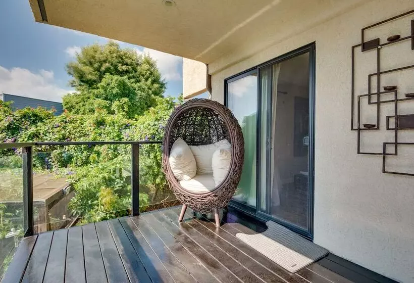 Malibu Retreat W/ Balcony & Mountain Views