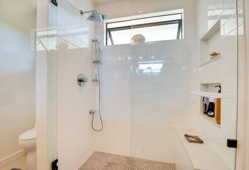 Malibu Retreat W/ Balcony & Mountain Views