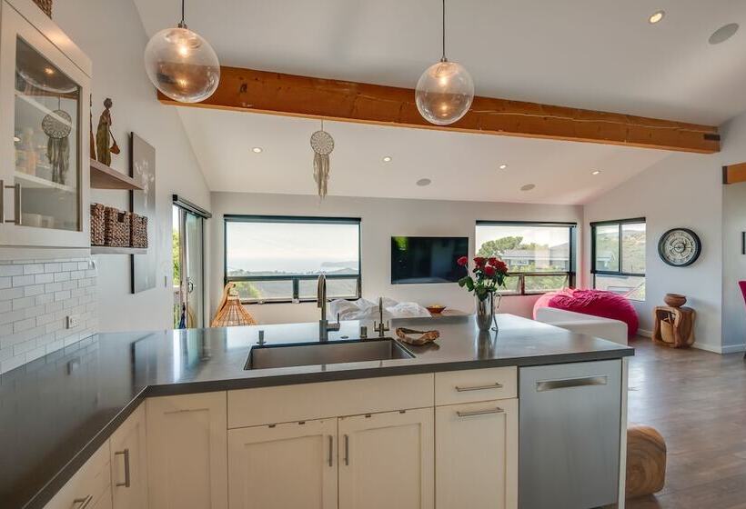 Malibu Retreat W/ Balcony & Mountain Views