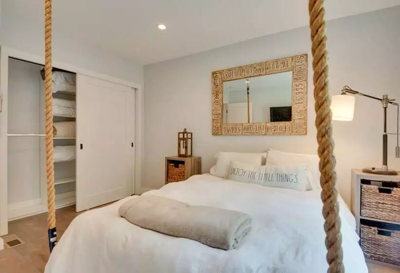 Malibu Retreat W/ Balcony & Mountain Views