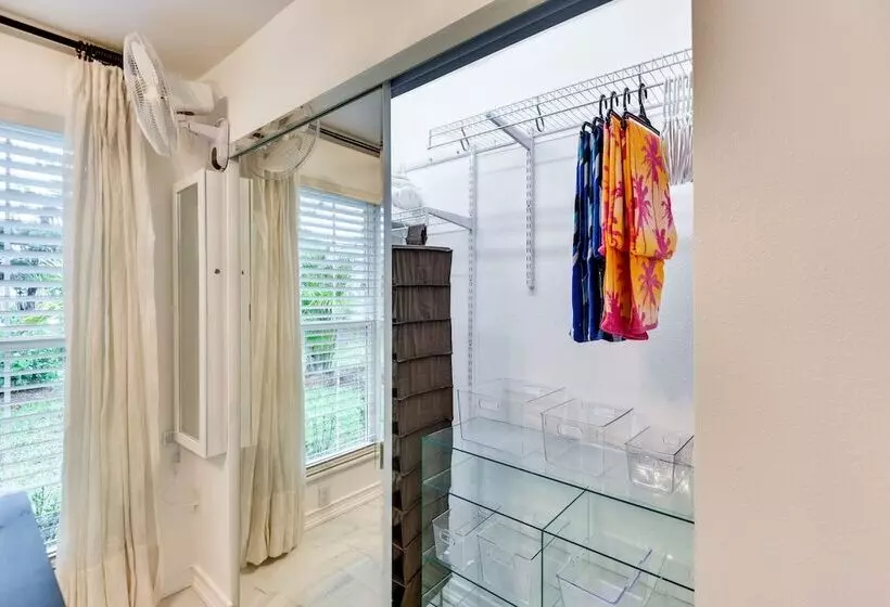 New Smyrna Beach Cottage ~ 1 Mi To Downtown!