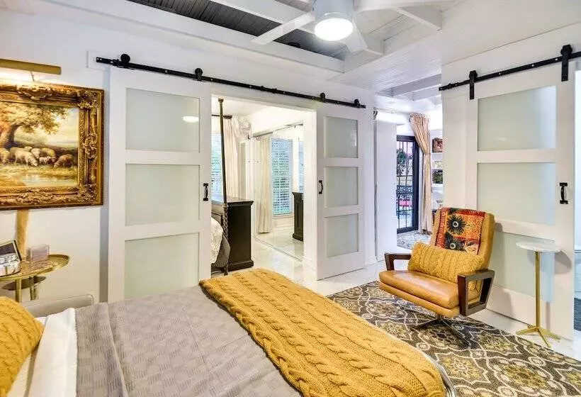 New Smyrna Beach Cottage ~ 1 Mi To Downtown!