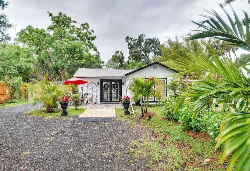 New Smyrna Beach Cottage ~ 1 Mi To Downtown!