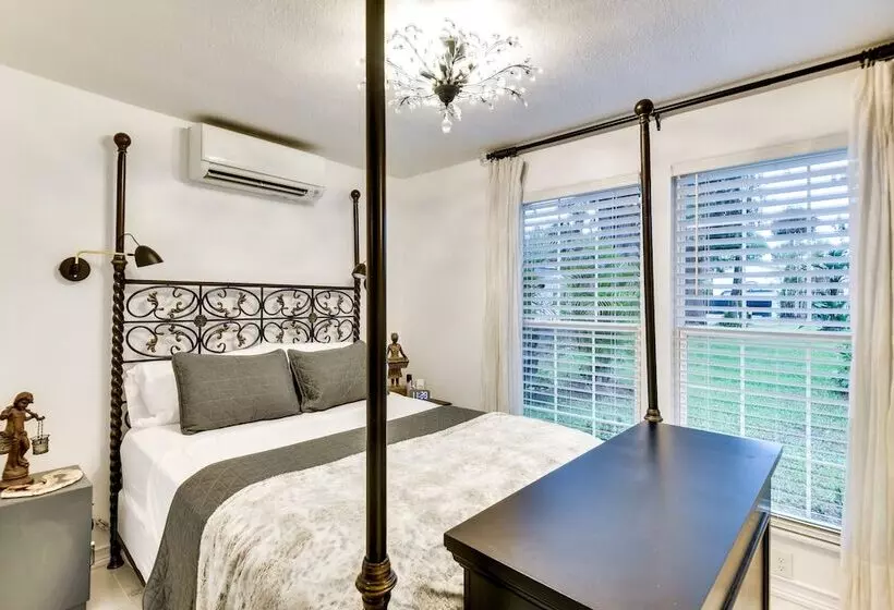 New Smyrna Beach Cottage ~ 1 Mi To Downtown!