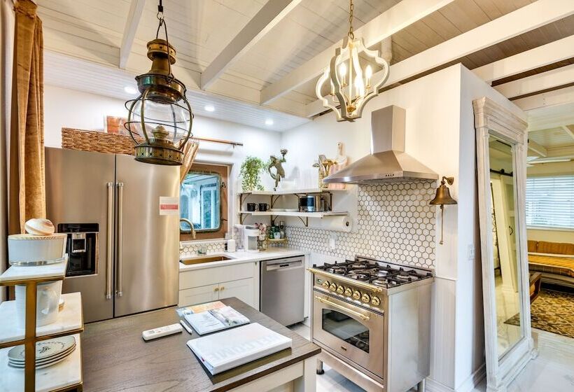 New Smyrna Beach Cottage ~ 1 Mi To Downtown!