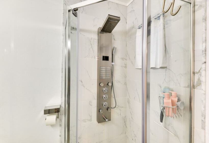 New Smyrna Beach Cottage ~ 1 Mi To Downtown!