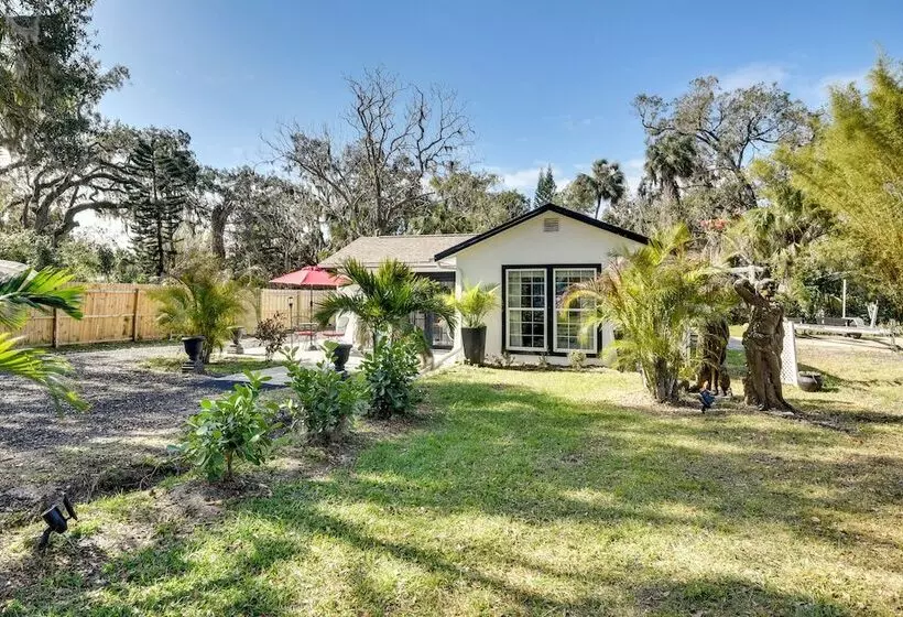 New Smyrna Beach Cottage ~ 1 Mi To Downtown!