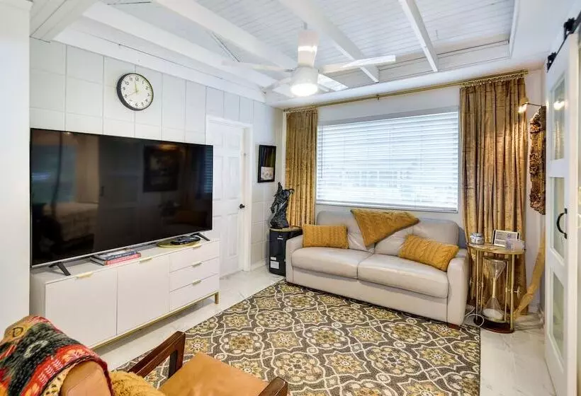 New Smyrna Beach Cottage ~ 1 Mi To Downtown!