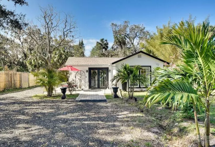 New Smyrna Beach Cottage ~ 1 Mi To Downtown!