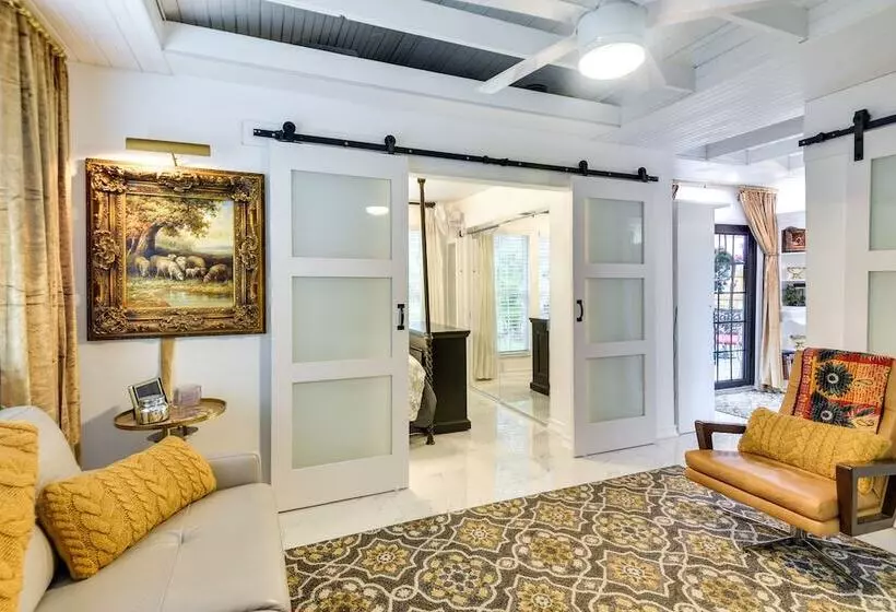 New Smyrna Beach Cottage ~ 1 Mi To Downtown!