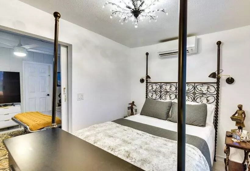 New Smyrna Beach Cottage ~ 1 Mi To Downtown!