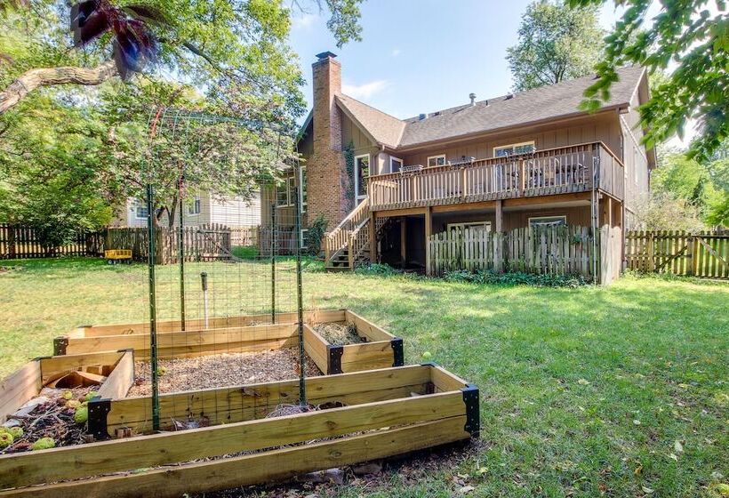Overland Park Home W/ Fenced In Yard & Gas Grill!