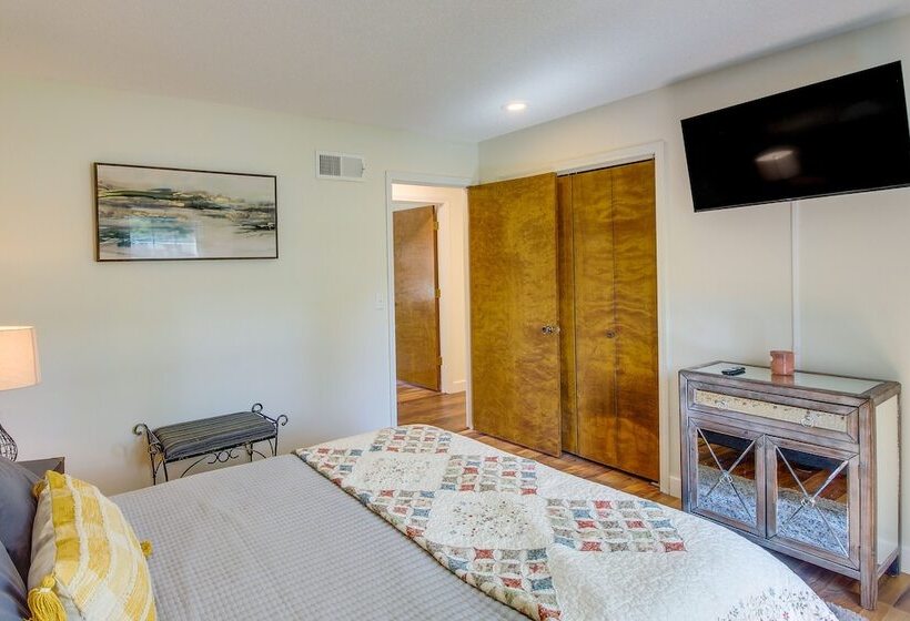 Overland Park Home W/ Fenced In Yard & Gas Grill!