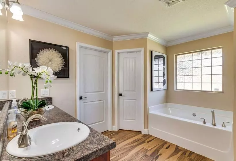 Pensacola Home W/ Private Lanai, 9 Mi To Downtown!