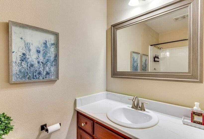 Pensacola Home W/ Private Lanai, 9 Mi To Downtown!