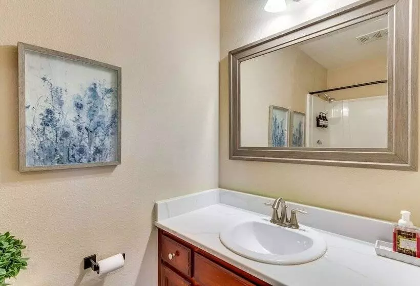 Pensacola Home W/ Private Lanai, 9 Mi To Downtown!