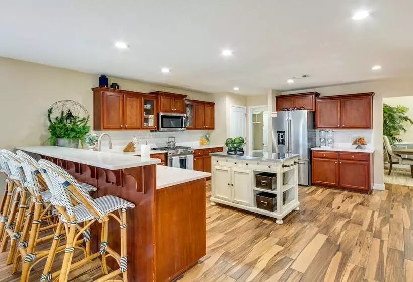 Pensacola Home W/ Private Lanai, 9 Mi To Downtown!