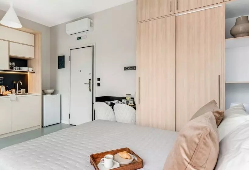 پانسیون Sanders Port   Chicly Studio With Roof Top Terrace