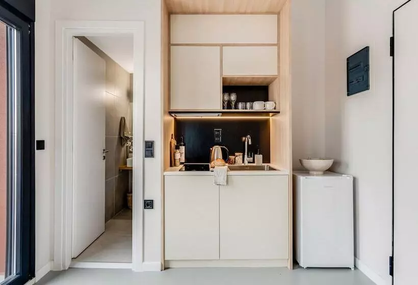پانسیون Sanders Port   Chicly Studio With Roof Top Terrace