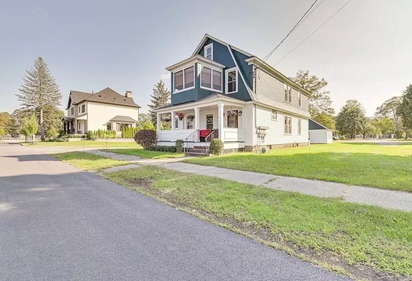 Saratoga Springs Duplex Near Saratoga Racetrack!