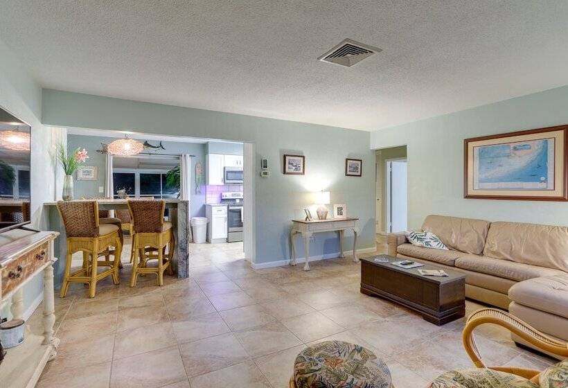 St Petersburg Home W/ Yard & Grill: 2 Mi To Beach!