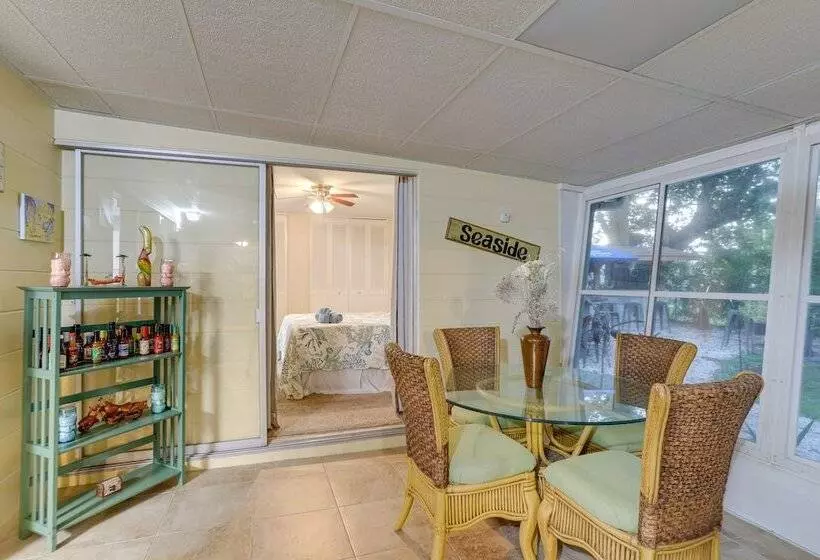 St Petersburg Home W/ Yard & Grill: 2 Mi To Beach!