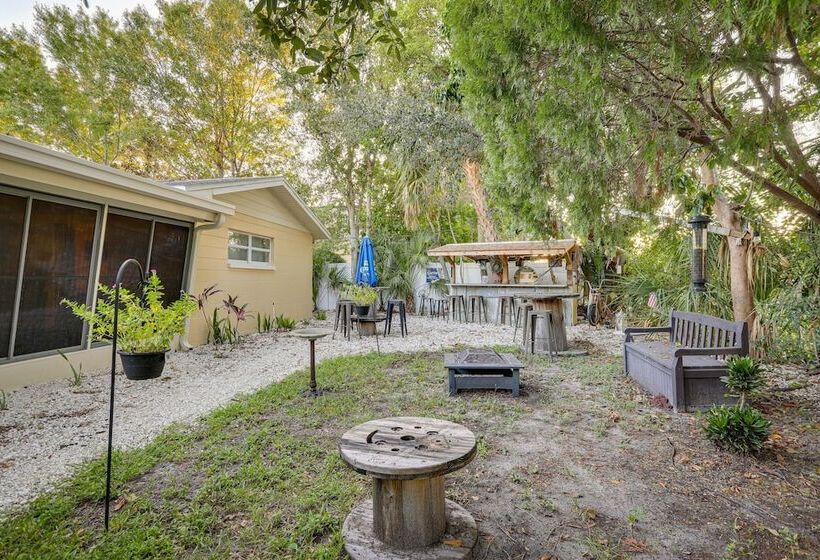 St Petersburg Home W/ Yard & Grill: 2 Mi To Beach!