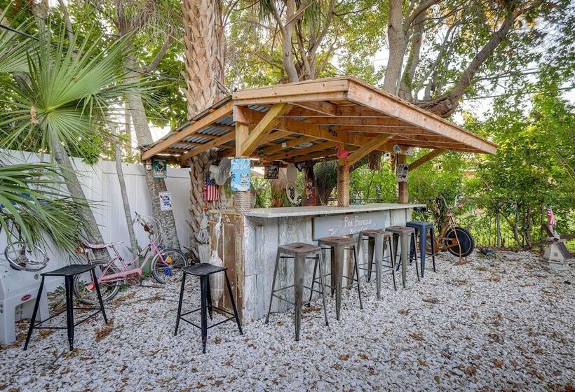 St Petersburg Home W/ Yard & Grill: 2 Mi To Beach!