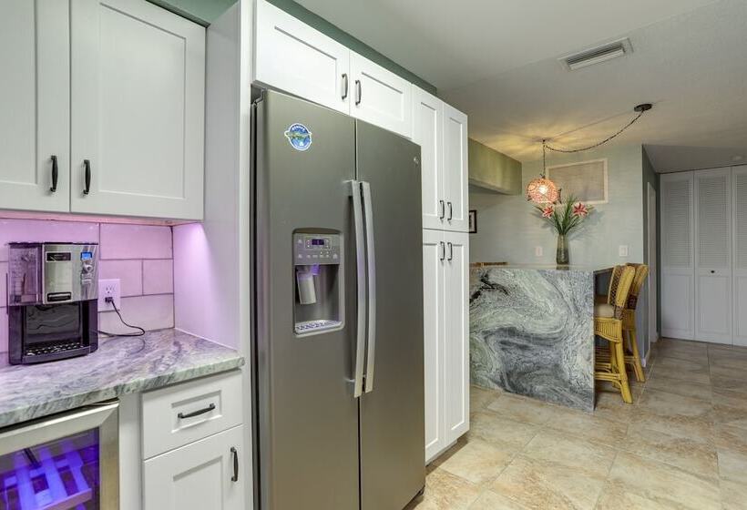 St Petersburg Home W/ Yard & Grill: 2 Mi To Beach!