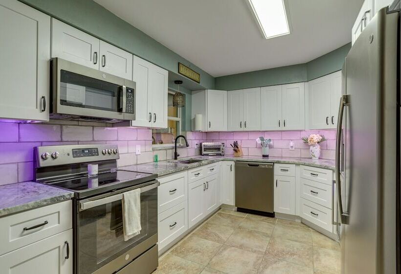 St Petersburg Home W/ Yard & Grill: 2 Mi To Beach!