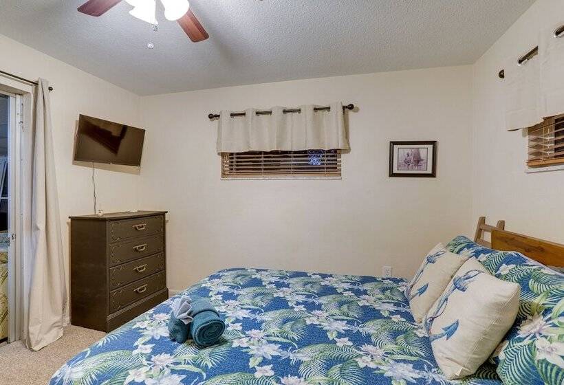 St Petersburg Home W/ Yard & Grill: 2 Mi To Beach!