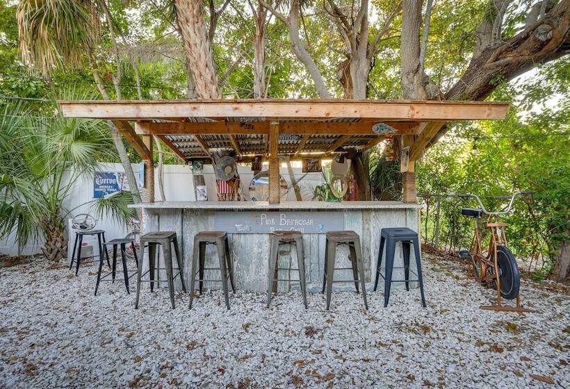 St Petersburg Home W/ Yard & Grill: 2 Mi To Beach!