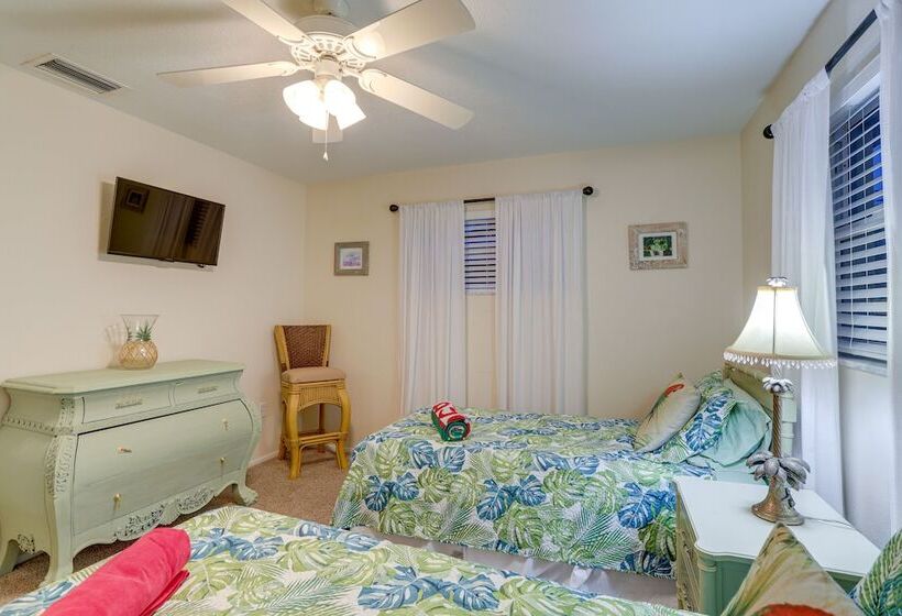 St Petersburg Home W/ Yard & Grill: 2 Mi To Beach!