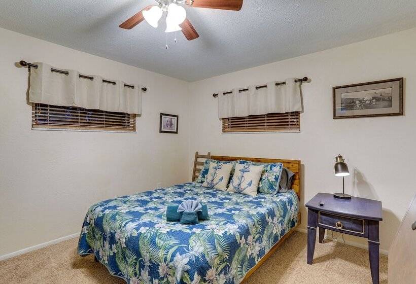 St Petersburg Home W/ Yard & Grill: 2 Mi To Beach!