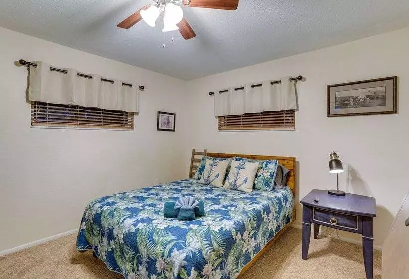 St Petersburg Home W/ Yard & Grill: 2 Mi To Beach!