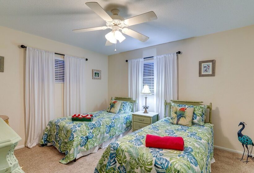 St Petersburg Home W/ Yard & Grill: 2 Mi To Beach!