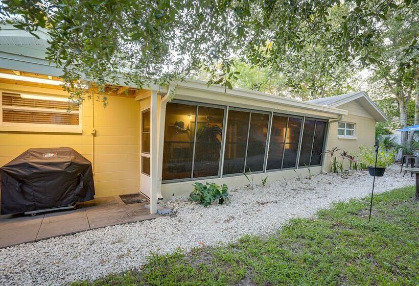 St Petersburg Home W/ Yard & Grill: 2 Mi To Beach!