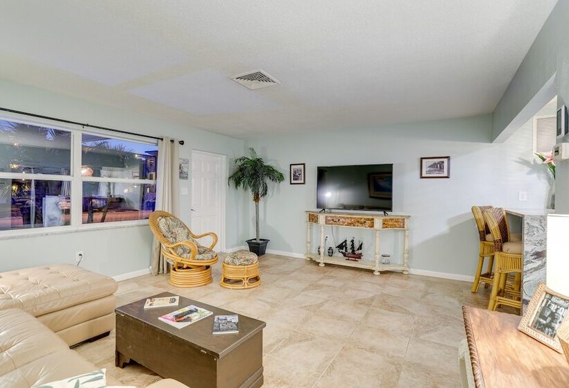 St Petersburg Home W/ Yard & Grill: 2 Mi To Beach!