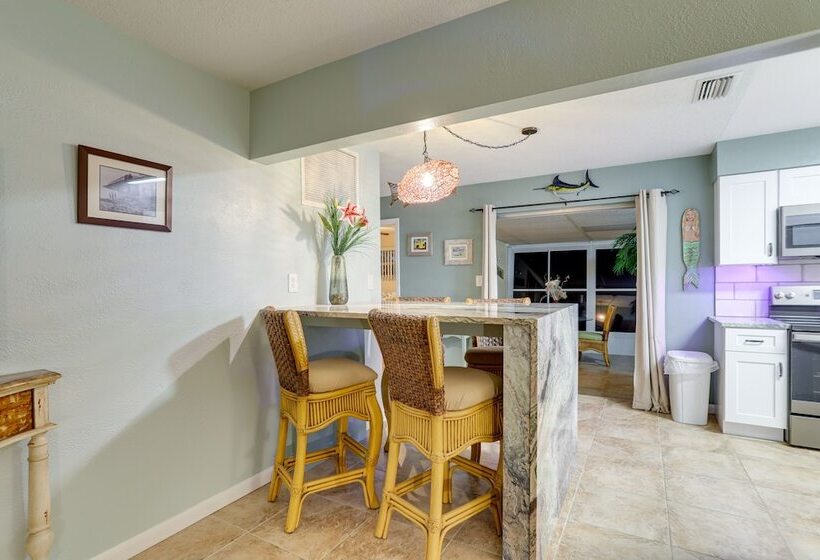 St Petersburg Home W/ Yard & Grill: 2 Mi To Beach!