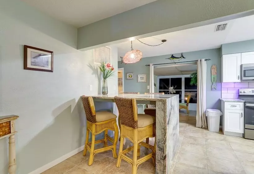 St Petersburg Home W/ Yard & Grill: 2 Mi To Beach!